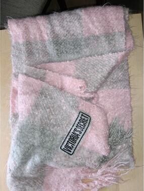 Rare Large VICTORIA SECRET Fleece SOFT AF Womens Scarf Wrap Pink Gray Neck Warm